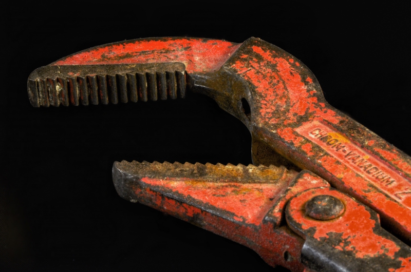 plombier-COLLOBRIERES-min_pipe-wrench-318084